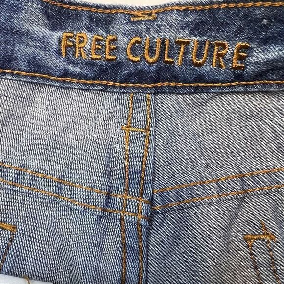 Free Culture Women Denim Shortie Shorts Embroidered Paisley Fringe Hem Blue Sz 3 - Picture 6 of 6